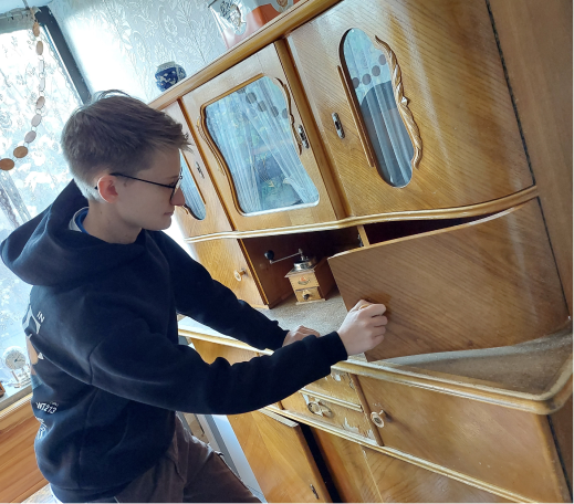 testament_2 1 Person durchsucht alten Küchenschrank