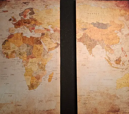 Man sieht eine rot-braune Landkarte von der Erde. In der Mitte ist ein schwarzer Streifen, da sie in der Mitte geteilt ist.